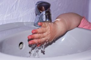 Dete koje pere ruke. 