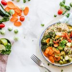Salata sa raznim povrćem koja je odlična ideja za zdrav obrok tokom selidbe.