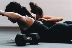 Žena vežba lagane vežbe