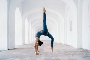 Žena vežba jogu