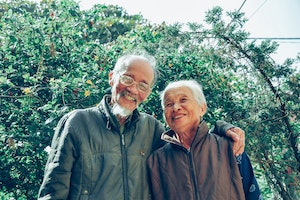 Dvoje starijih ljudi