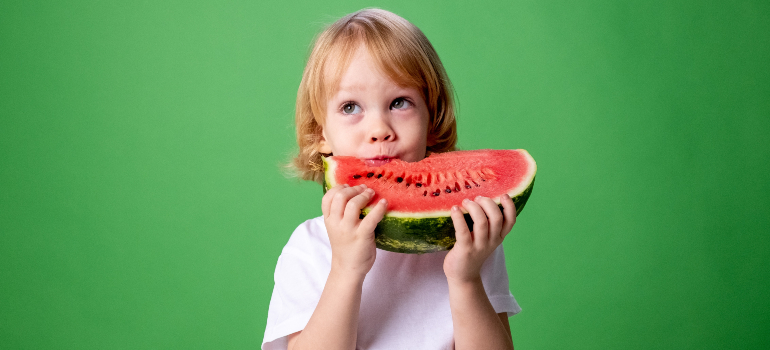 dete koje zna zašto je dobro jesti lubenicu