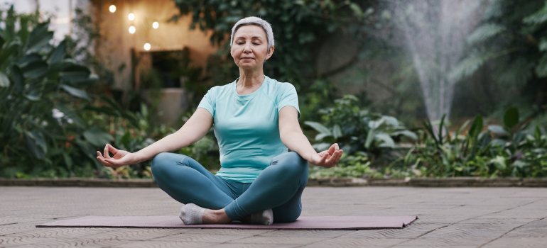 Žena koja radi jogu i znakoji Faktori koji utiču na metabolizam