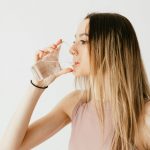 Devojka koja pije vodu
