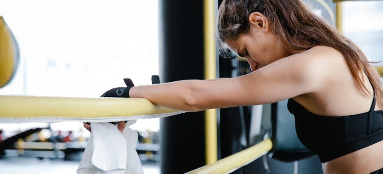Devojka bez motivacije na treningu.