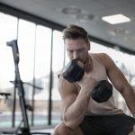 Osoba vežba u teretani.