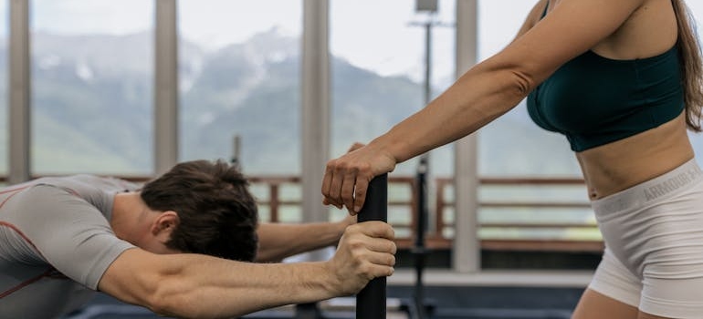 Par trenira zajedno.