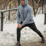 Čovek trenira napolju u toku zime.