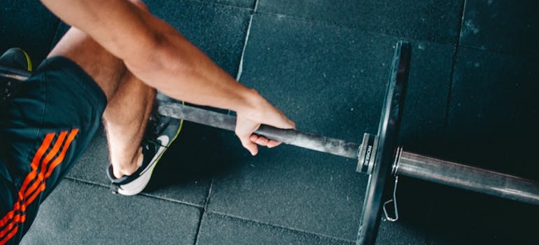 Dizanje tegova je važno za održavanje mišićne mase što je ujedno i važno kada govorimo o tome kako ostati motivisan za trening tokom hladnih zimskih dana.