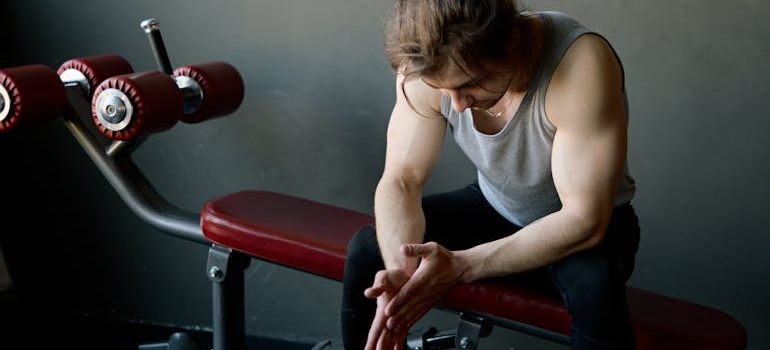 Čovek sa niskim nivoom energije nakon treninga.