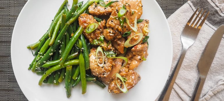 Piletina sa povrćem je super primer kako prilagoditi trening i ishranu. 