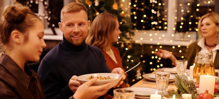 Porodica večera za vreme Božića.
