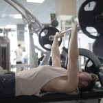 Muškarac radi bench press.