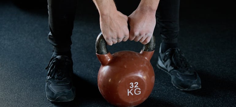 Čovek radi trening snage.